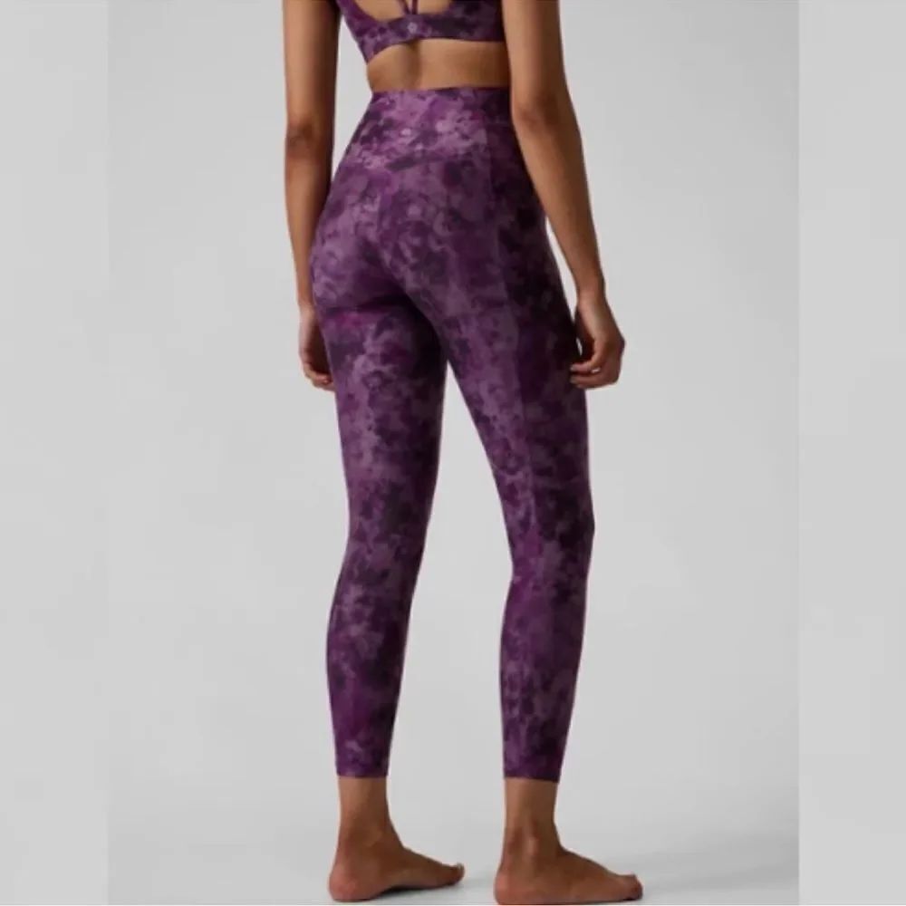 Athleta Salutation Stash Pocket II Printed 7/8 Tight in Purple Tie Dye SP - Picture 2 of 5
